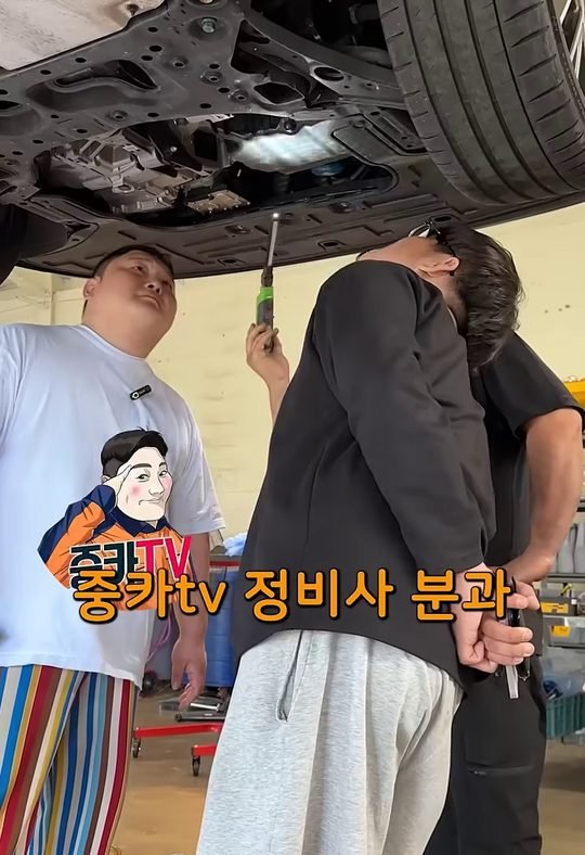 중카TV 영상에서 정비사와 하부를 보는 장면