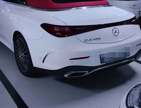 중카TV 영상 속 흰색 벤츠 CLE 카브리올레