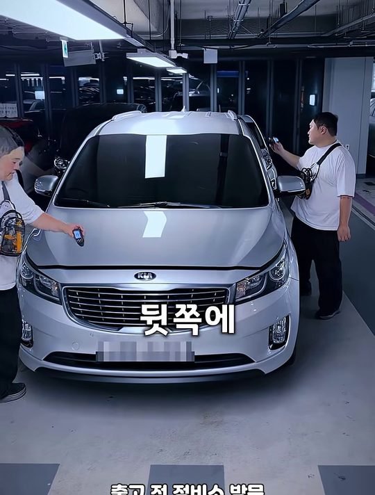 중카TV 영상 속 은색 올 뉴 카니발 앞모습