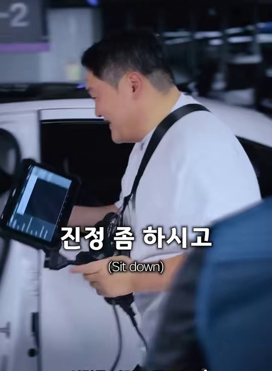 중카TV 영상에서 진단기를 연결하는 장면