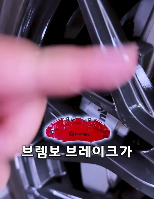 중카TV 영상에서 G70 브렘보 브레이크를 가리키는 장면