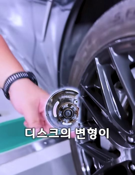 중카TV 영상에서 G70 브레이크 디스크를 설명하는 장면