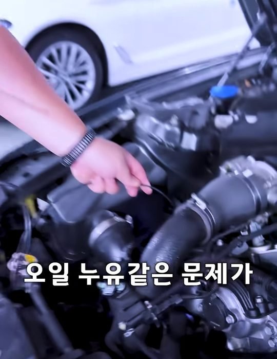 중카TV 영상에서 G70 엔진 주변 누유를 확인하는 장면