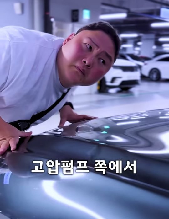 중카TV 영상에서 G70 보닛에 귀를 대고 소리를 듣는 장면