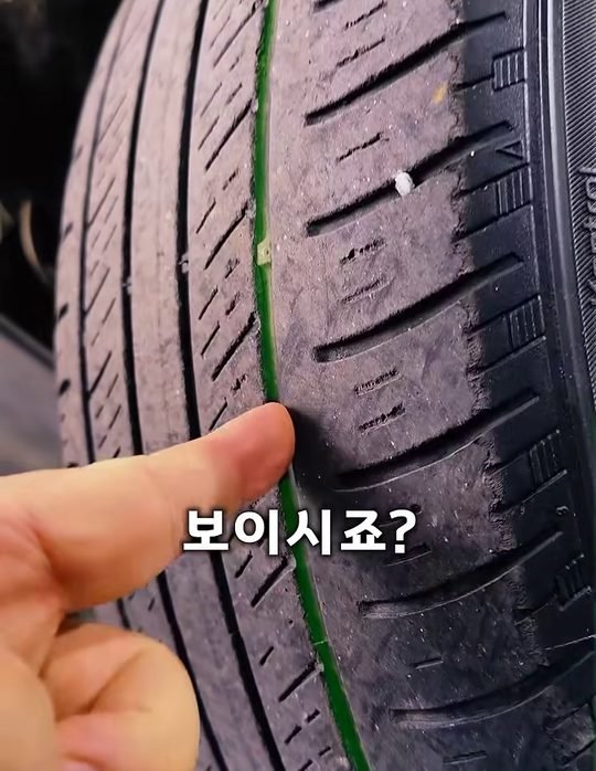 중카TV 영상에서 타이어 홈을 보여 주는 장면