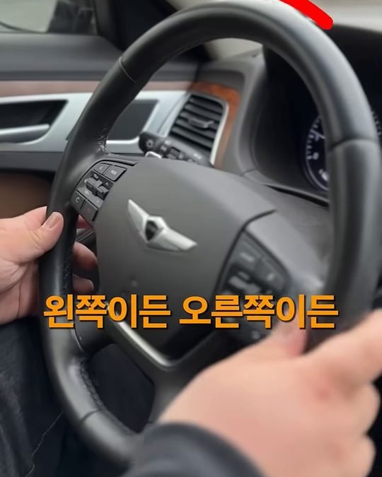 중카TV 영상에서 제네시스 핸들을 잡고 쏠림을 설명하는 장면