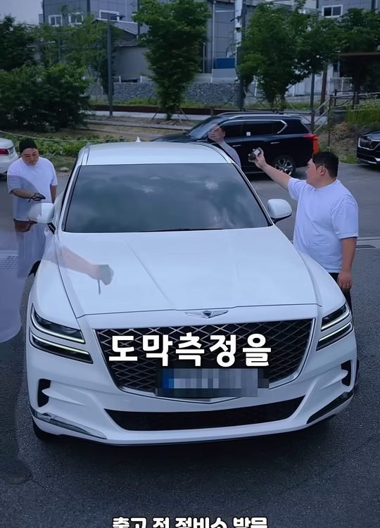 중카TV 영상에서 흰색 제네시스 외판 도막을 재는 장면