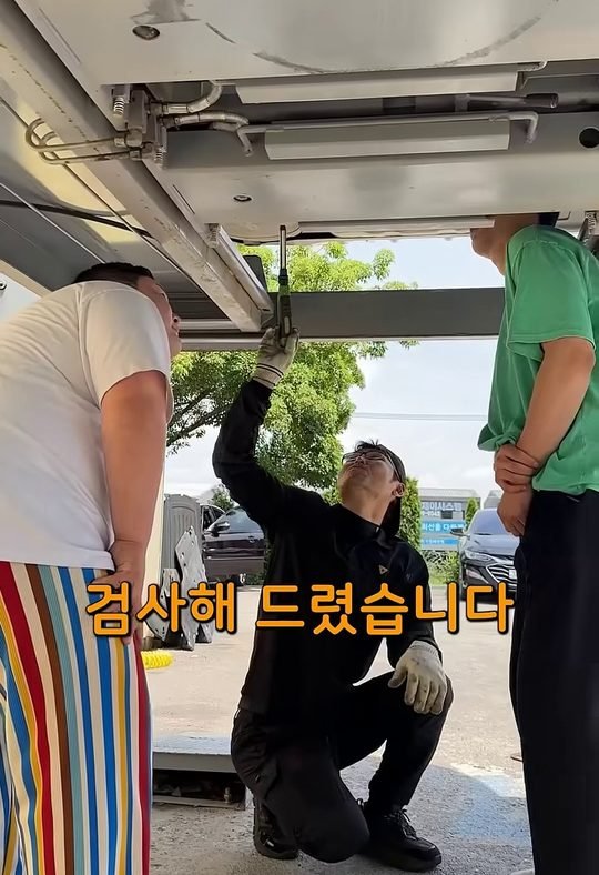 중카TV 영상에서 리프트 아래 하부를 점검하는 장면