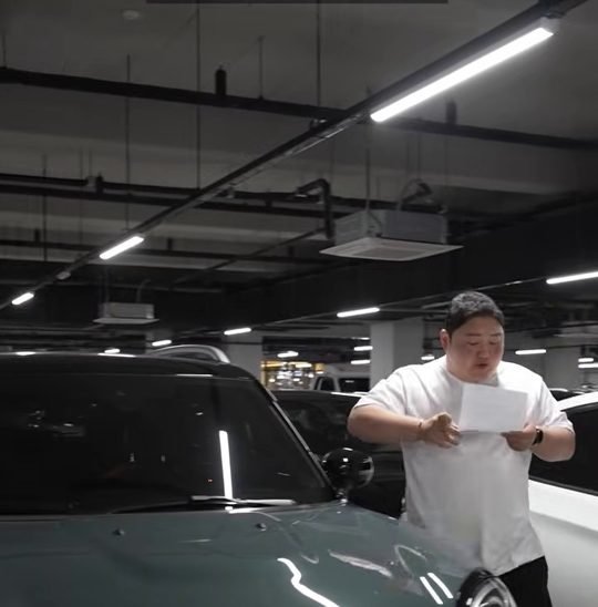 중카TV 영상 속 미니 컨트리맨과 진행자