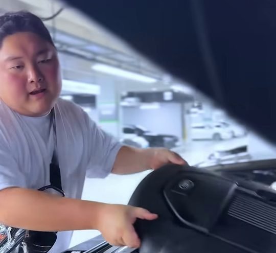 중카TV 영상에서 엔진룸을 여는 장면