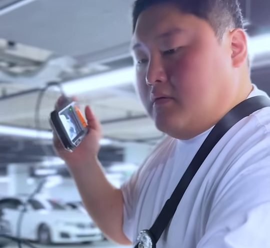 중카TV 영상에서 진단기를 확인하는 장면