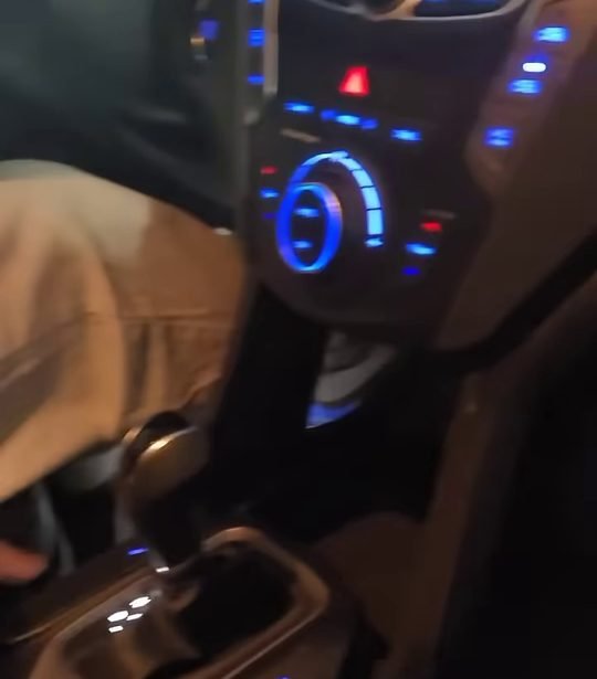 중카TV 영상 속 싼타페 변속 레버와 공조