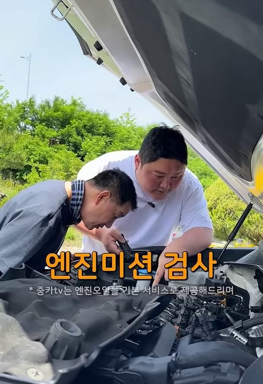 중카TV 영상에서 쏘렌토 엔진룸을 점검하는 장면