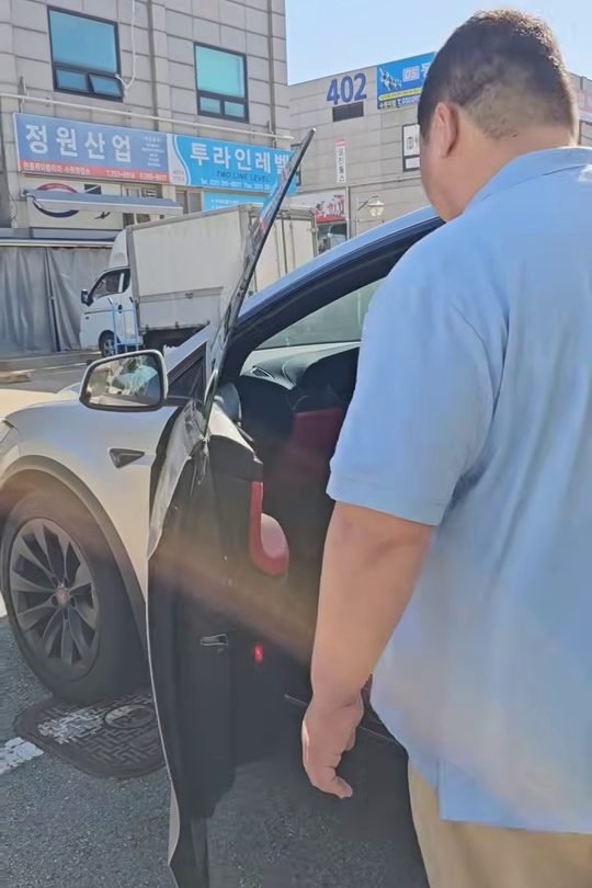 중카TV 영상에서 테슬라 문을 여는 장면