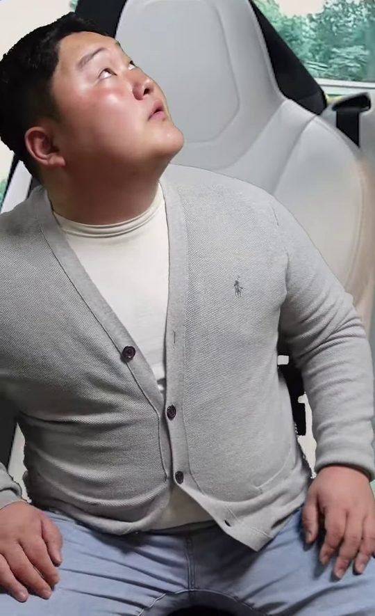 중카TV 영상에서 테슬라 모델X 흰색 시트에 앉은 장면