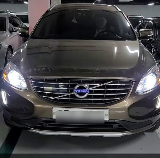 중카TV 영상 속 브론즈색 볼보 XC60 앞모습